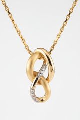 Macro detail of Le Élise realistic gold texture and fine chain craftsmanship
